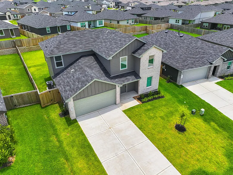 40818 Hawthorne Glades St — Photo 1