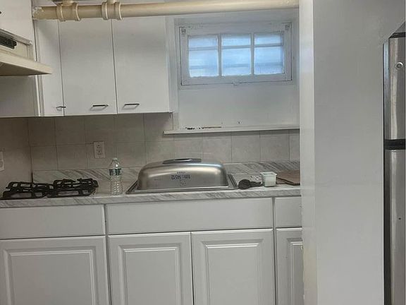 5th image of 985 E 31st St #1