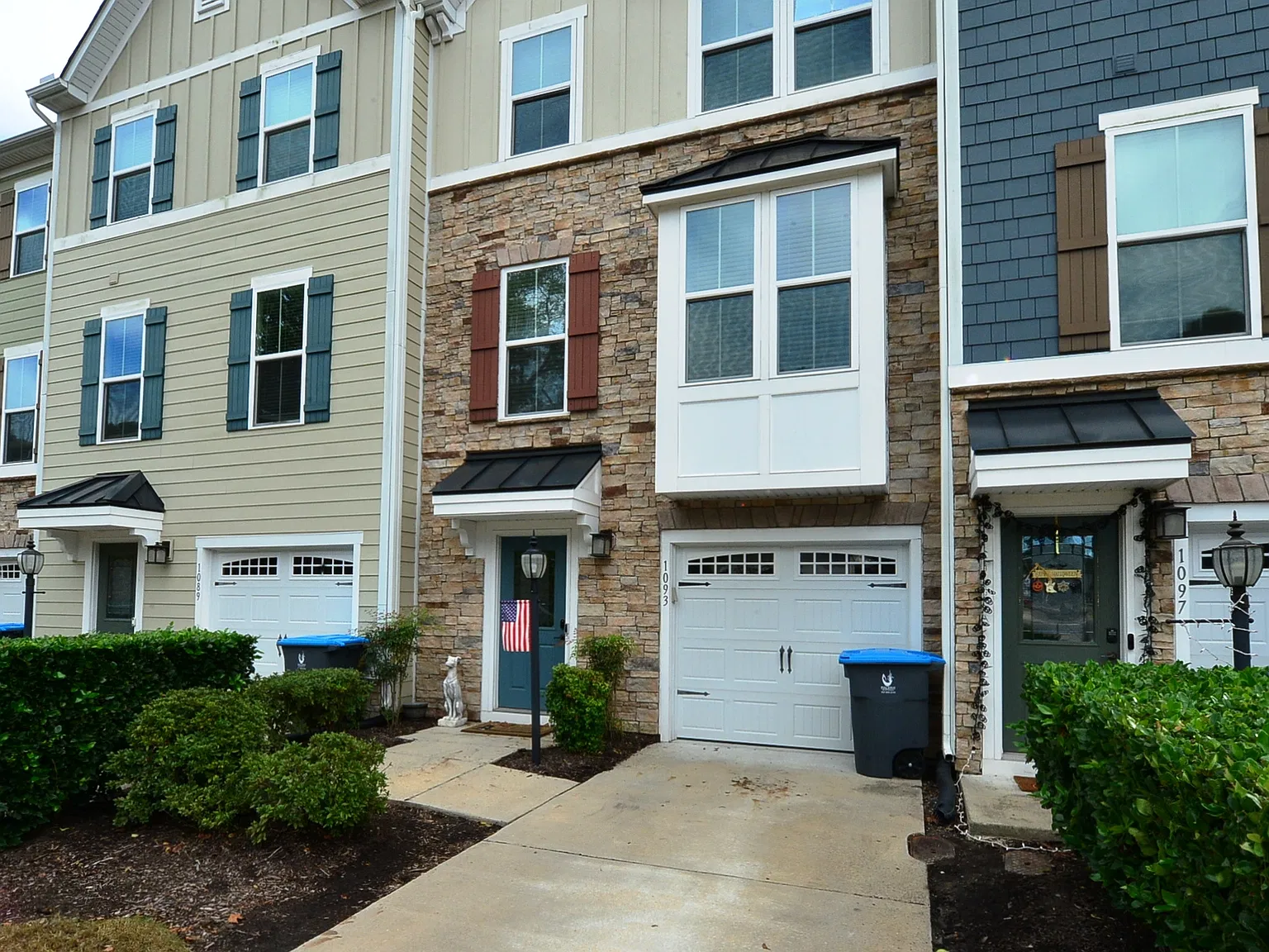3 bed, 2.5 bath, 1916 sqft, $2,800 — Photo 2