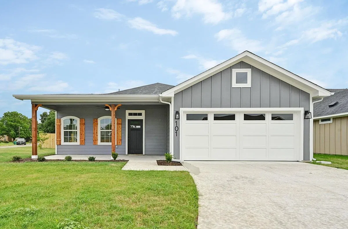 3 bed, 2.0 bath, 1992 sqft, $2,200 — Photo 1