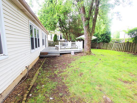 3rd image of 172 E Fox Hill Dr