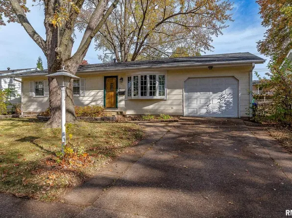 3415 Kimberly Downs Rd, Davenport, IA 52807