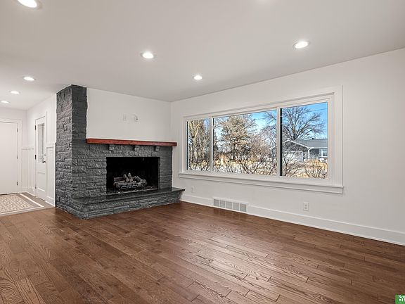 4th image of 1922 S 113th St