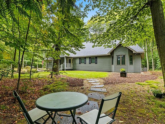 3rd image of 10046 Orchard Dr