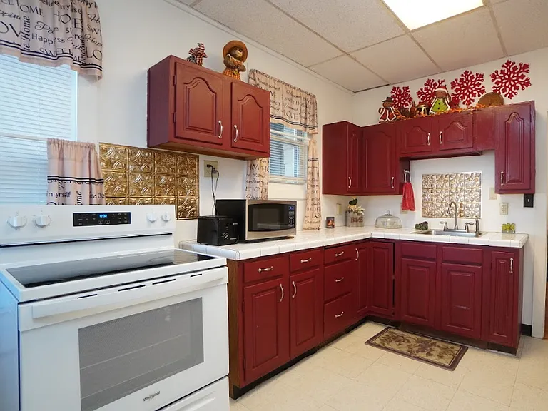 19 Railroad Ave — Photo 4