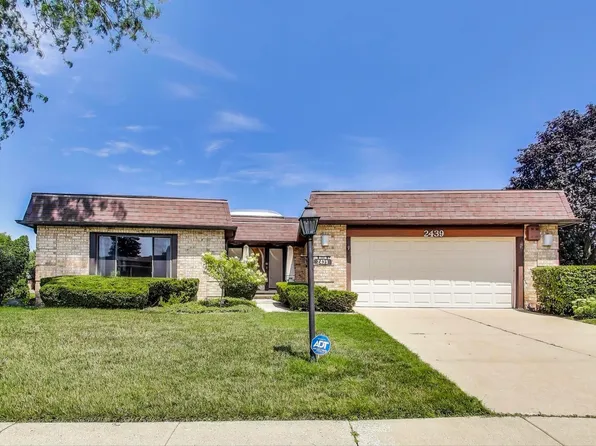 2439 Greenwood Rd, Northbrook, IL 60062
