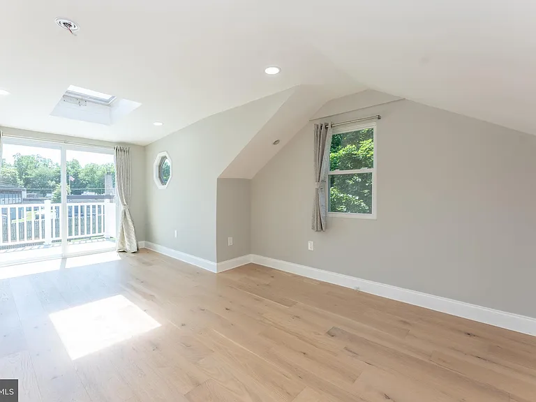 75 Reeder Ave — Photo 22