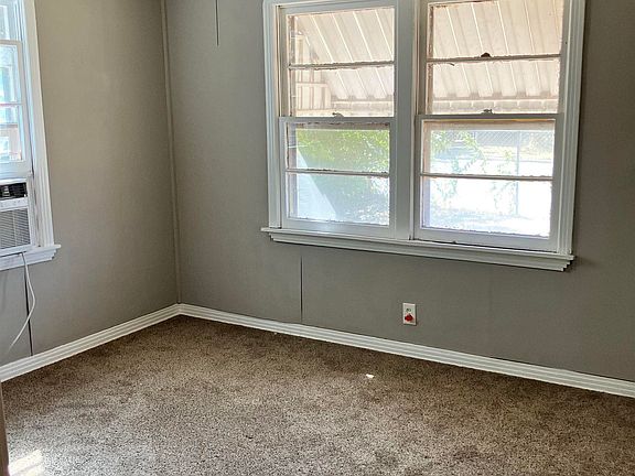 5th image of 1628 Hamlin Ave