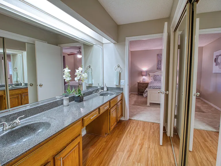 4000 HORIZON HILL APARTMENTS — Photo 9