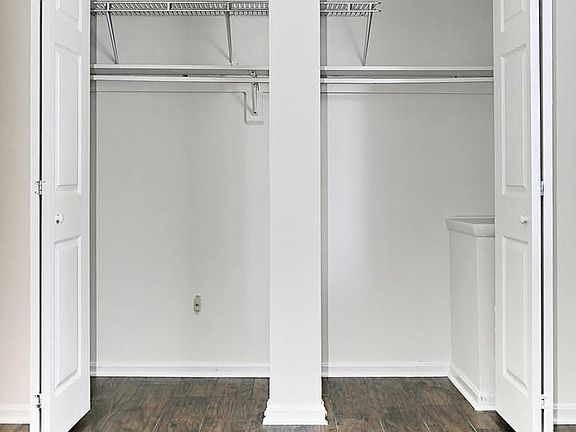3rd image of 1533 Colonial Dr APT 101