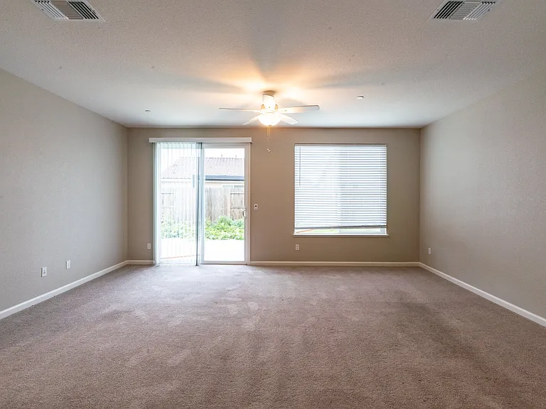814 Courtney Ct — Photo 13