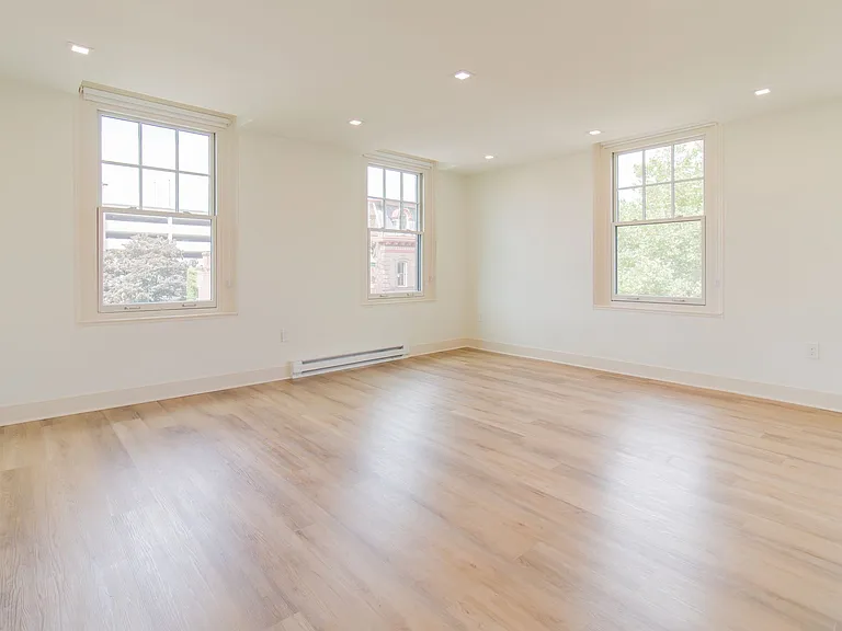 Huntington Apartments — Photo 5