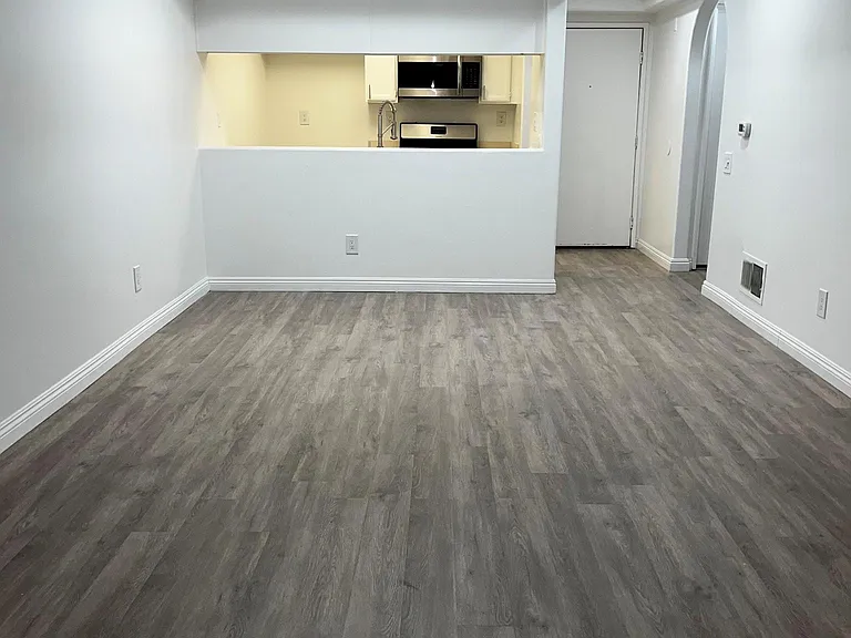 Canoga Luxury Apartments — Photo 55