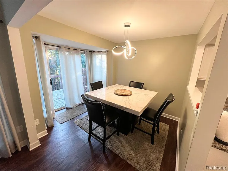 3143 Village Cir S — Photo 3
