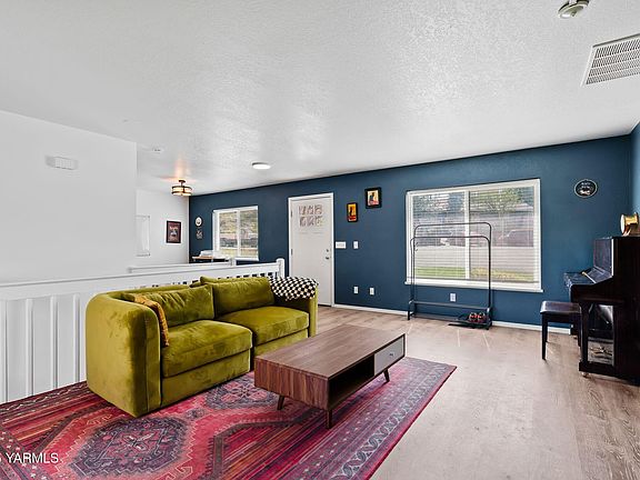 5th image of 302 Sherlyn Dr