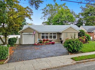 181 Tottenham Rd, Lynbrook, NY 11563