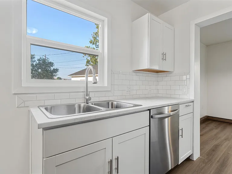 924 McPherson Ave — Photo 6