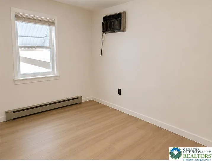 229 N Peach St — Photo 6