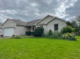 1102 Oxford Cir, Sycamore, IL 60178