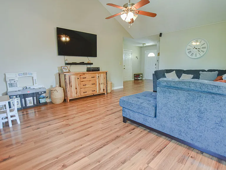 204 Windmeade Cir — Photo 4
