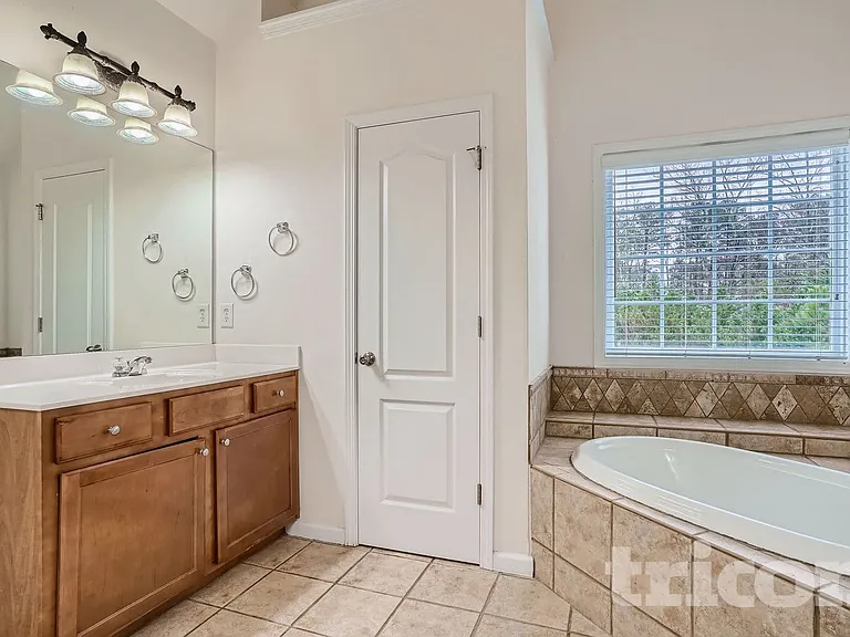 18 Parklin Trl — Photo 11