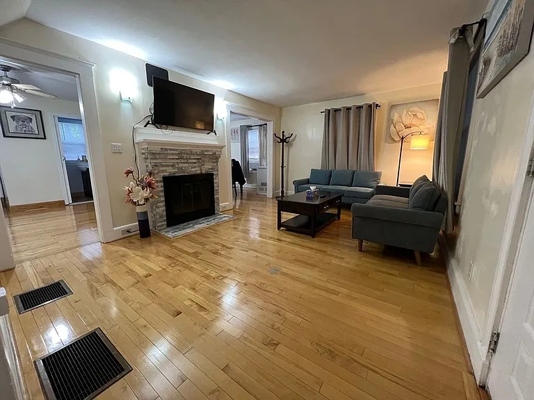 292 Billings Rd — Photo 2