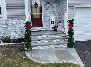 40 Hurtin St, Port Jefferson Station, NY 11776