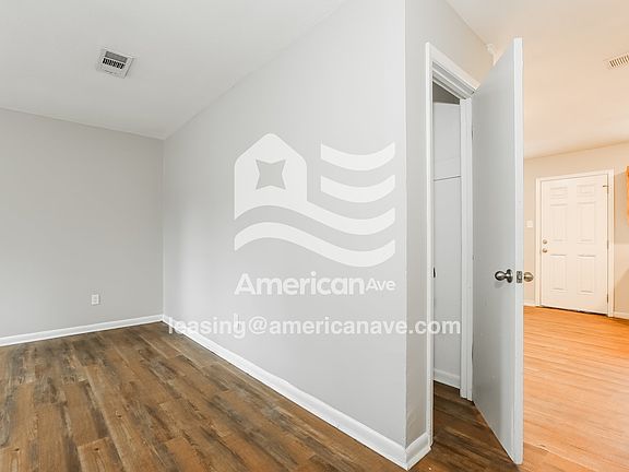1483398_005_living_room_14233302.jpg