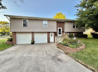 921 W 1st St, Maryville, MO 64468