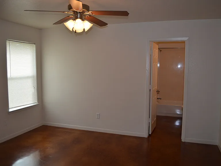 318 Elbert Ln — Photo 10