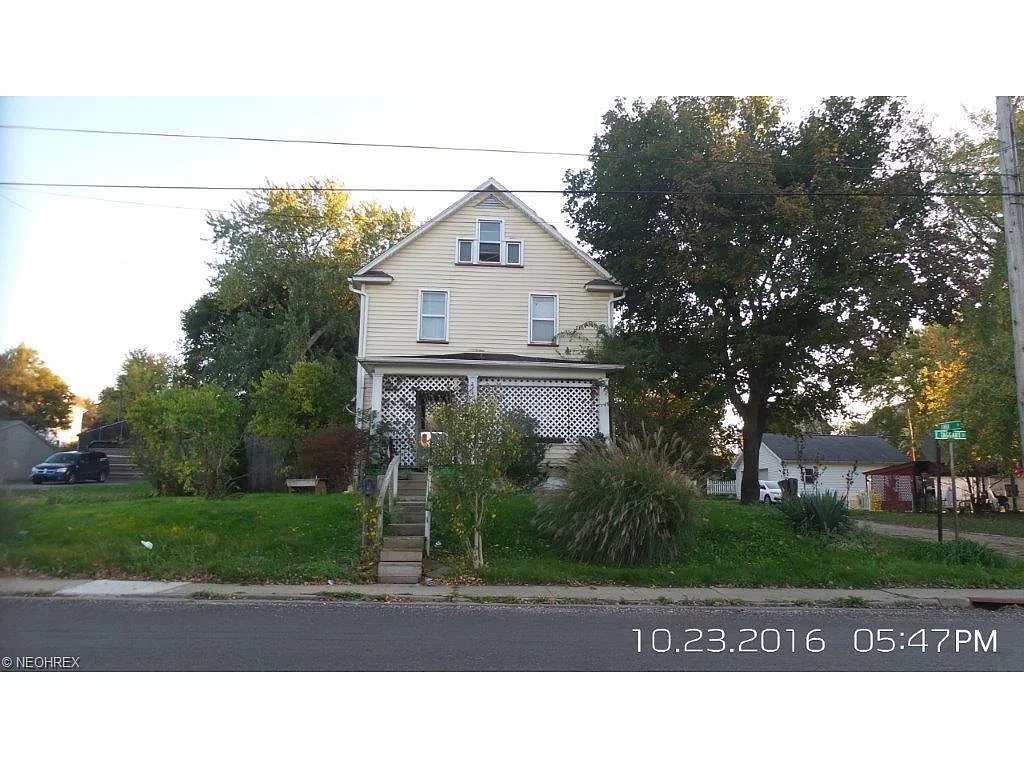 371 E Taggart St photo 1