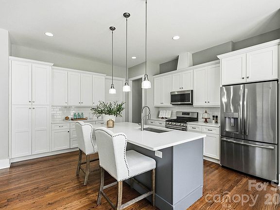 4th image of 1303 Cortland Rd E