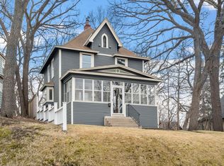 2142 Knapp St, Saint Paul, MN 55108