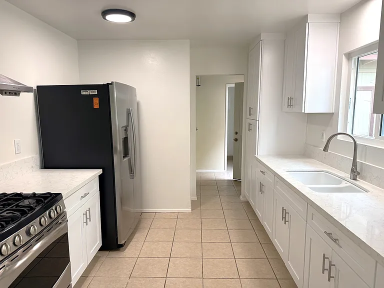 4224 1/2 N La Rica Ave — Photo 5