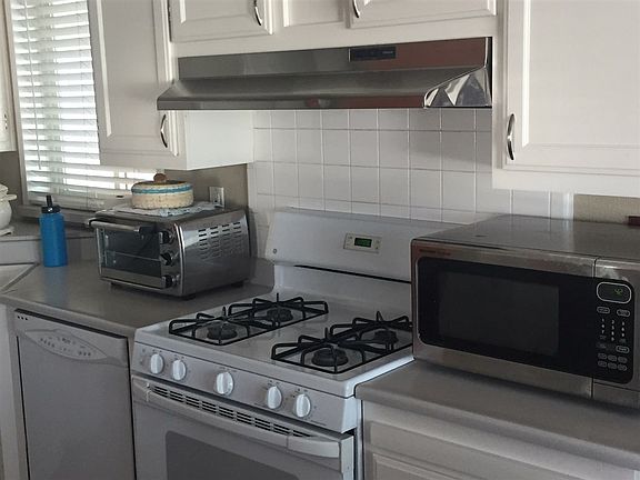 5th image of 26 Bahama Dr