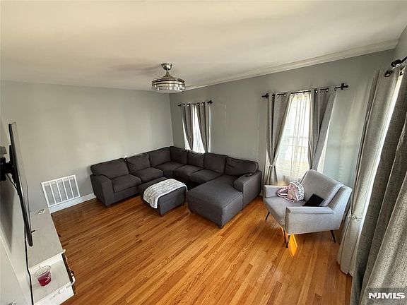 2nd image of 41 Stuyvesant Rd