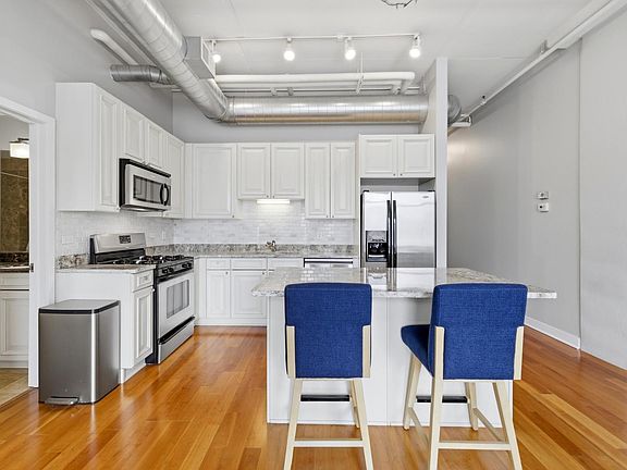 5th image of 740 W Fulton St APT 1303