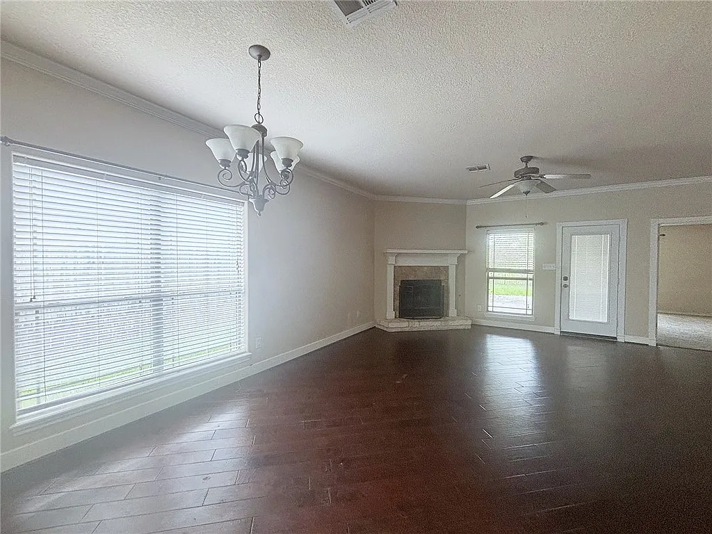3 bed, 1729 sqft, $2,000 — Photo 4