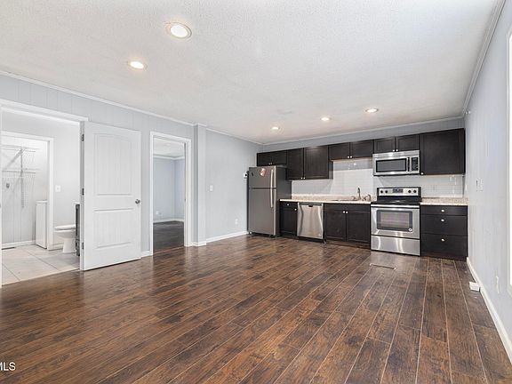 3rd image of 804 Lamont St
