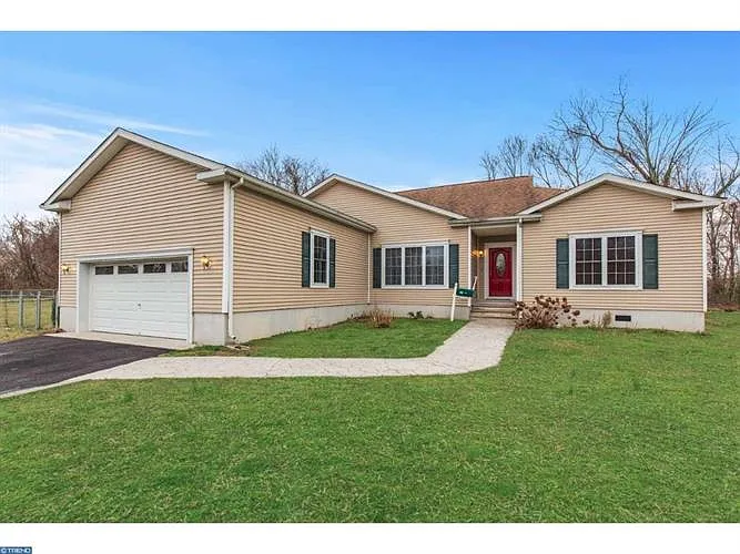 154 Fairfax Dr photo 1