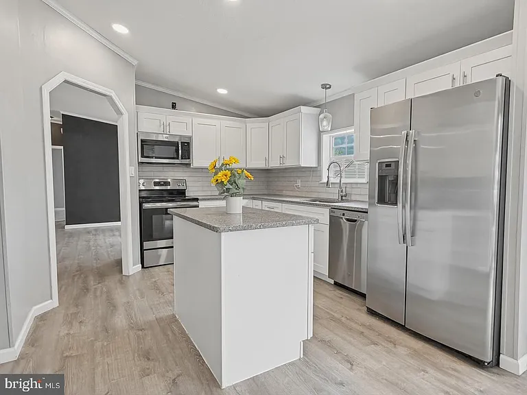 1137 2nd Ave — Photo 30