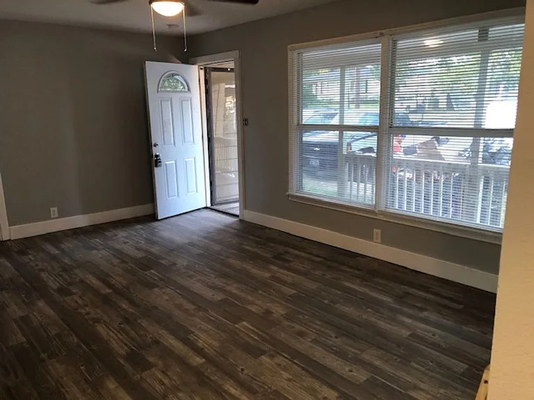 212 W Broadway St — Photo 9