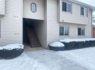 911 Laura Dr, Champaign, IL 61822