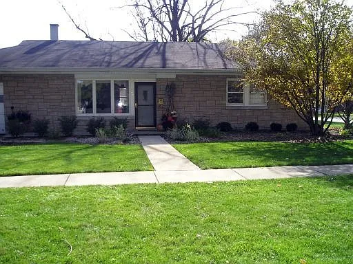 702 1st St photo 1