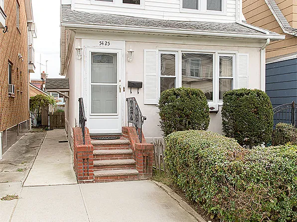 5425 152nd St, Flushing, NY 11355