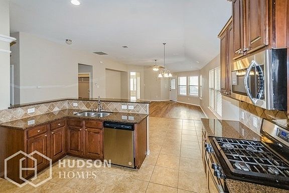 3rd image of 905 Honey Locust Dr