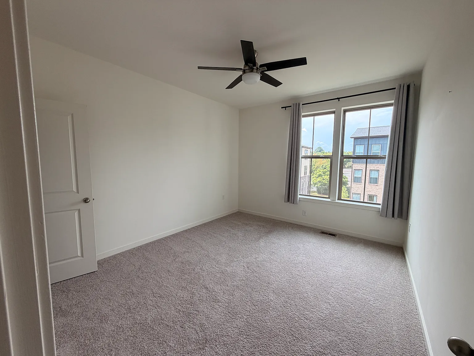 3 bed, 2.5 bath, 2470 sqft, $950 — Photo 2