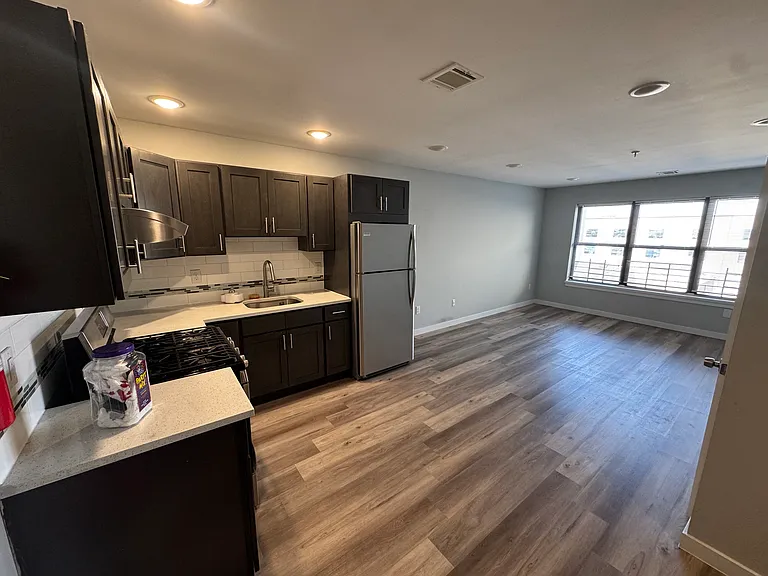 77 Park Ave #204 — Photo 4