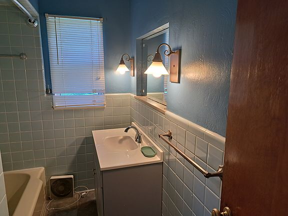 3rd image of 536 Foundry St