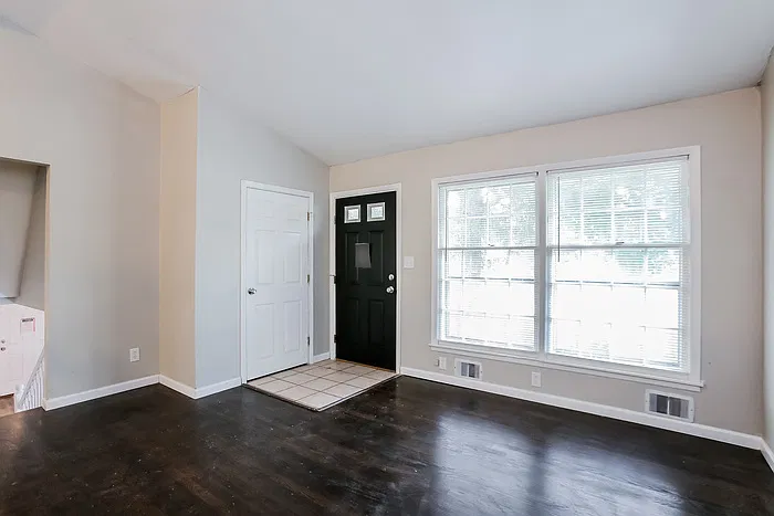 3 bed, 1.0 bath, 1320 sqft, $1,745 — Photo 4